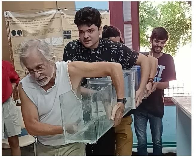 Traslado y reparación capital del canal de olas pequeño, de paredes de vidrio.