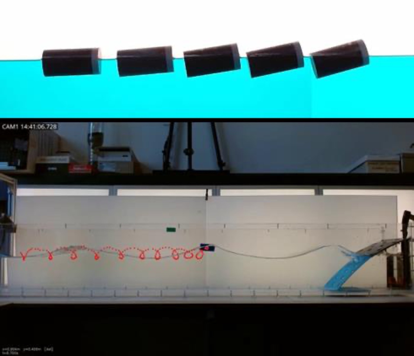 Cilindro flotante derivando por el oleaje en el canal de olas del FabLab-ULB, con su trayectoria marcada.