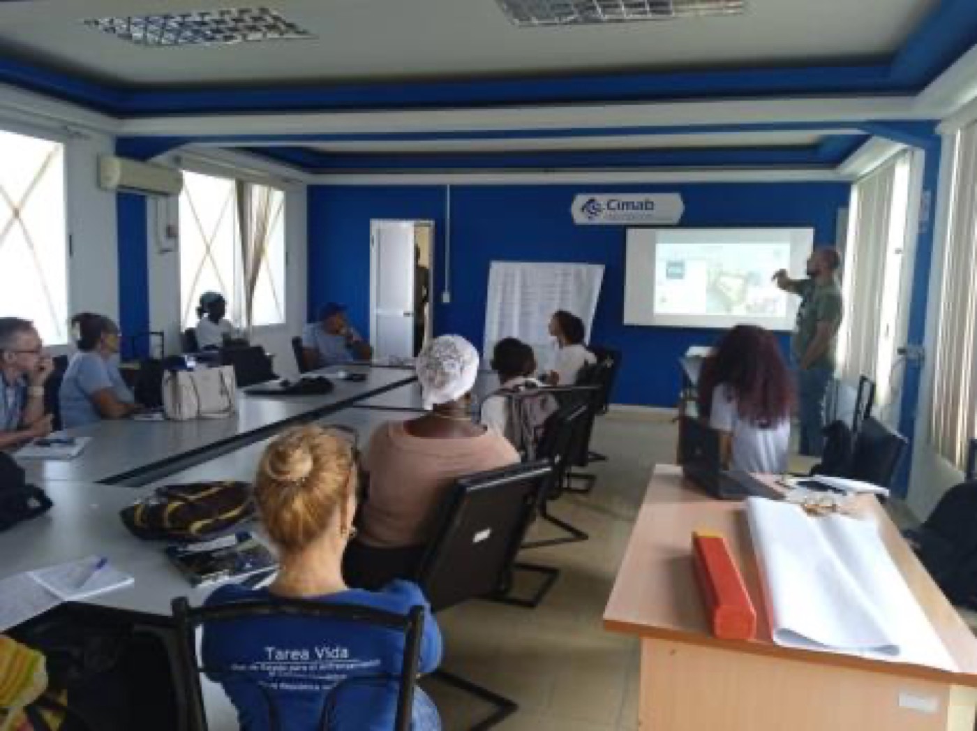 Luis Abel Rodríguez exponiendo el proyecto en el taller del CIMAB sobre cambio climático y mujeres.