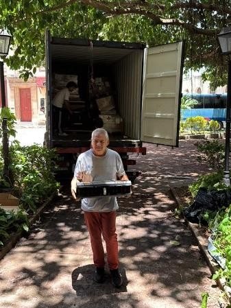 Orestes Chávez lleva los equipos al edificio de Física desde un camión alquilado con recursos propios.