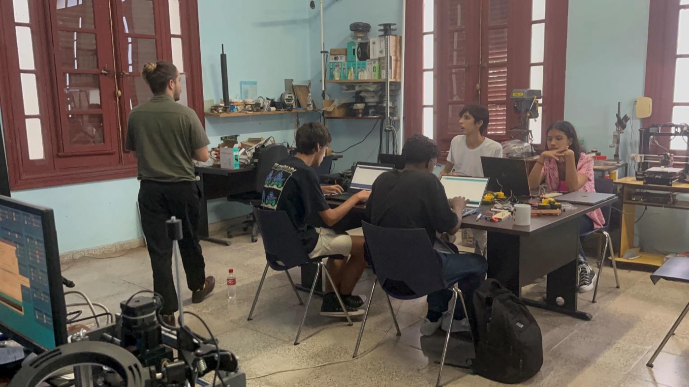 Estudiantes de preuniversitario trabajando en electrónica durante la Escuela de Verano de Física 2024.