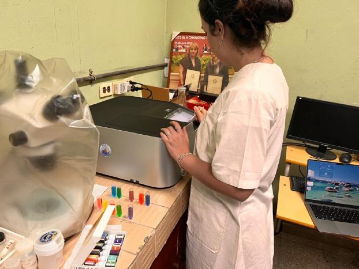 Daniela Martínez-Ortiz calibrando el espectrofotómetro profesional en el laboratorio.