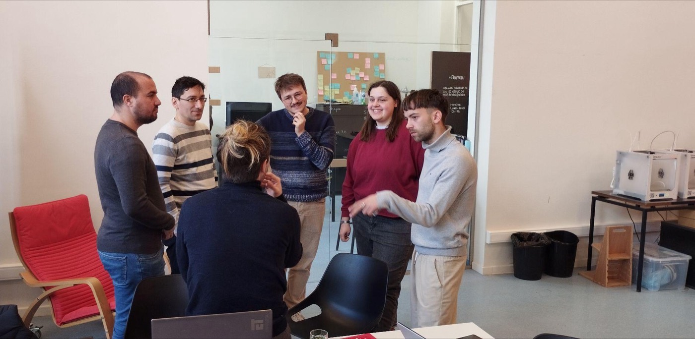 Estudiantes de doctorado durante la FabAcademy en la Université Libre de Bruxelles.