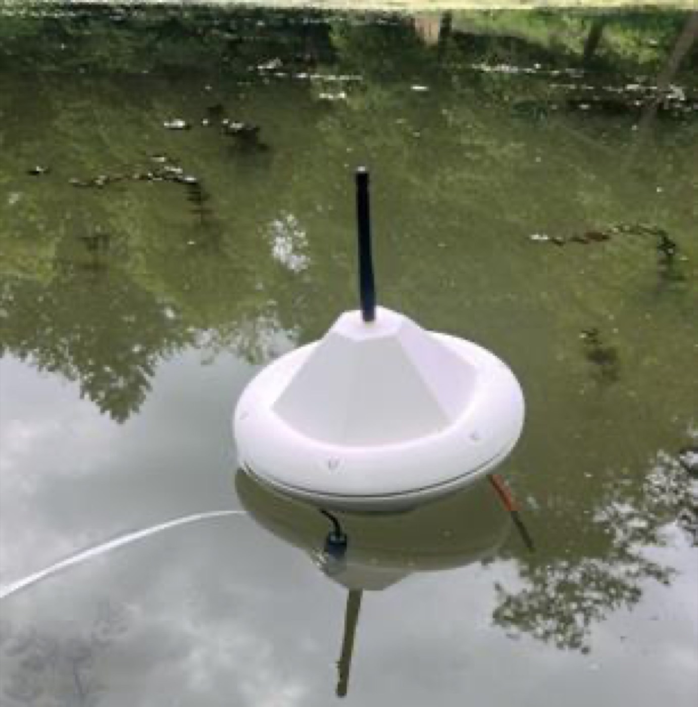 Prototipo de boya autónoma flotando en el agua, provista de sensores y comunicación inalámbrica LoRa.