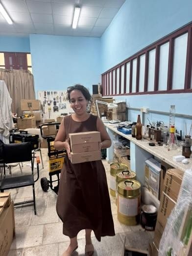 Organización e inventario de las cajas dentro del laboratorio.