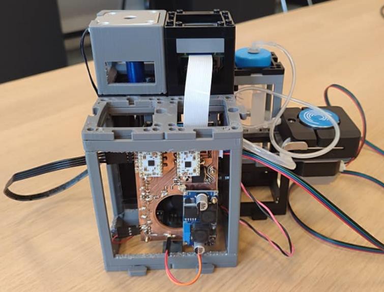 Prototipo de microscopio portátil con inteligencia artificial para mediciones de calidad del agua.