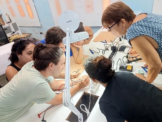 Microtaller: un grupo ensambla circuitos y sensores sobre la mesa de trabajo.
