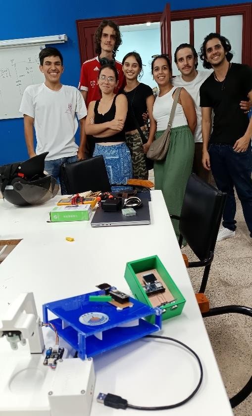 Los tres equipos terminados al cierre del microtaller (12 de agosto, 8 p. m.): de izquierda a derecha, turbímetro, anemómetro y medidor de nivel de agua, junto a los participantes que llegaron hasta el final.