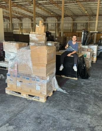La carga del primer contenedor, desagregada en el puerto de Mariel.