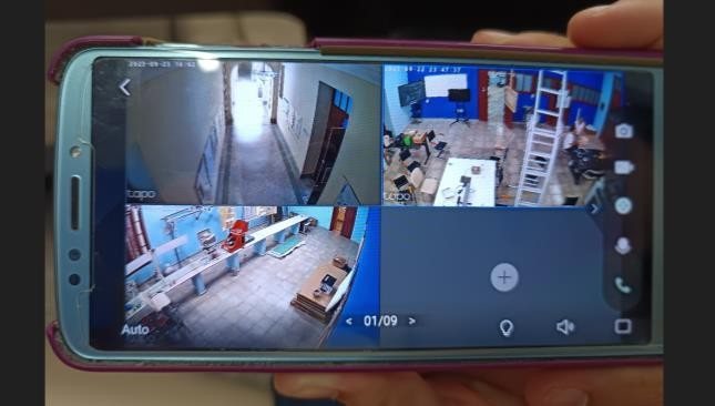 Las tres cámaras de seguridad instaladas en el edificio de Física, vistas desde un teléfono.