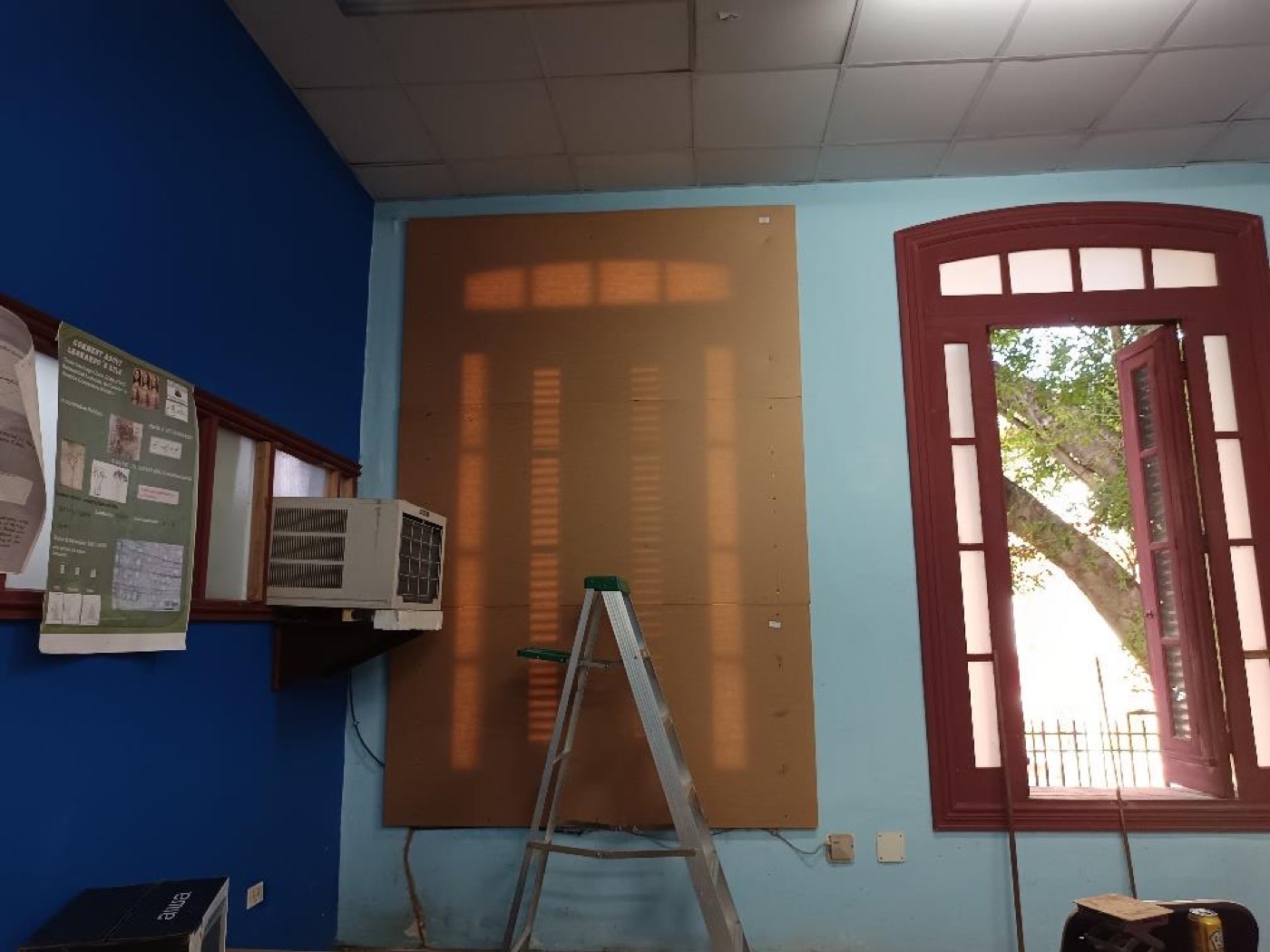Ventana reforzada con una plancha en el local donde se construirá el canal de olas del proyecto.