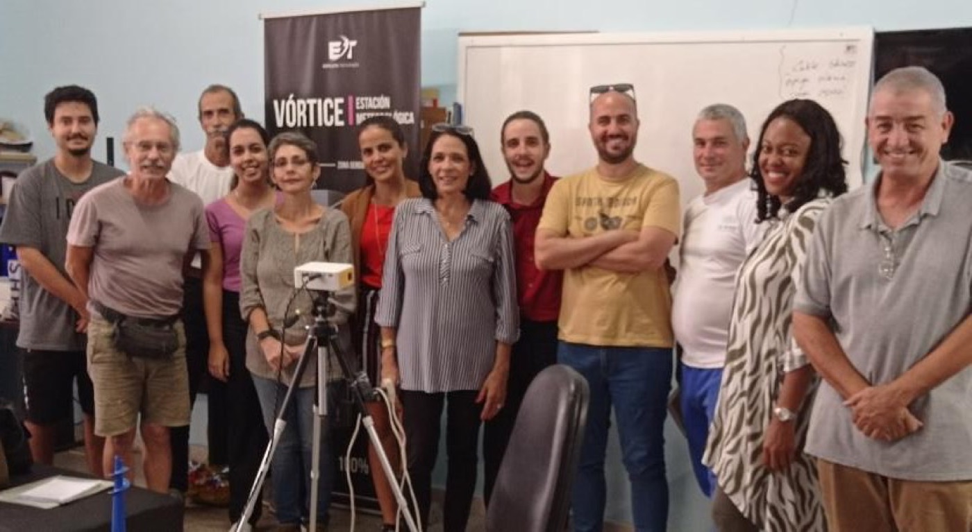 Foto de grupo del taller en Espoleta Tecnologías, noviembre de 2024.